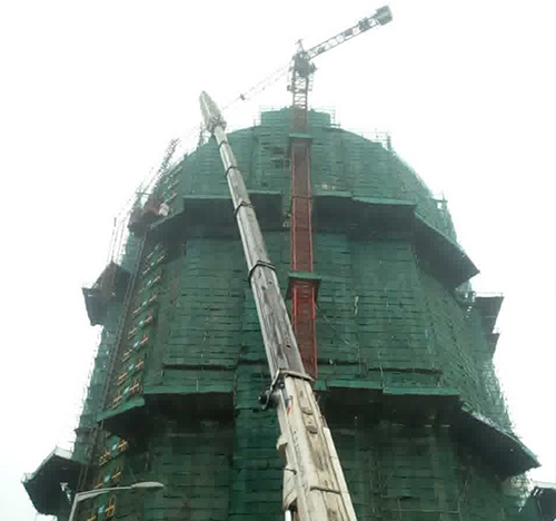 阜城吊车在工地上作业